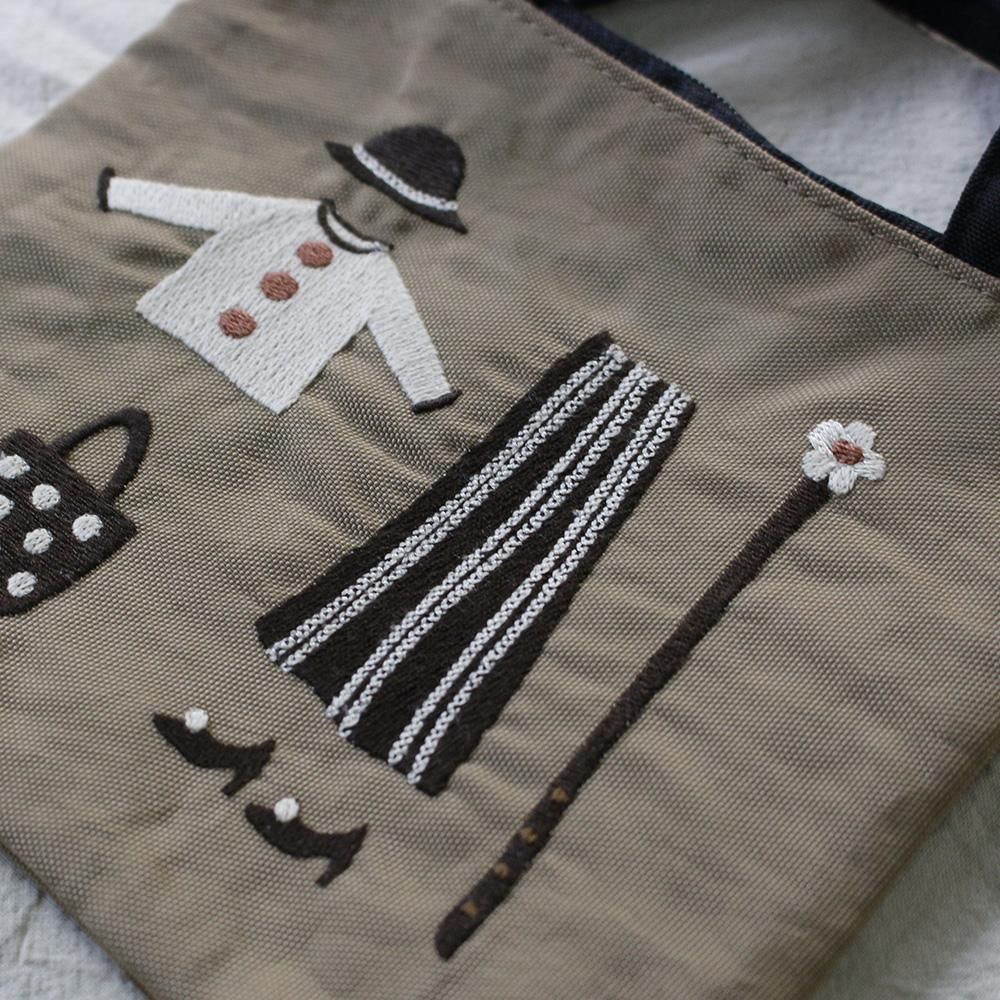 慈雨　中綿刺繍ポンチョ　ブラック　40 慈雨 中綿刺繍ポンチョ ブラック 40