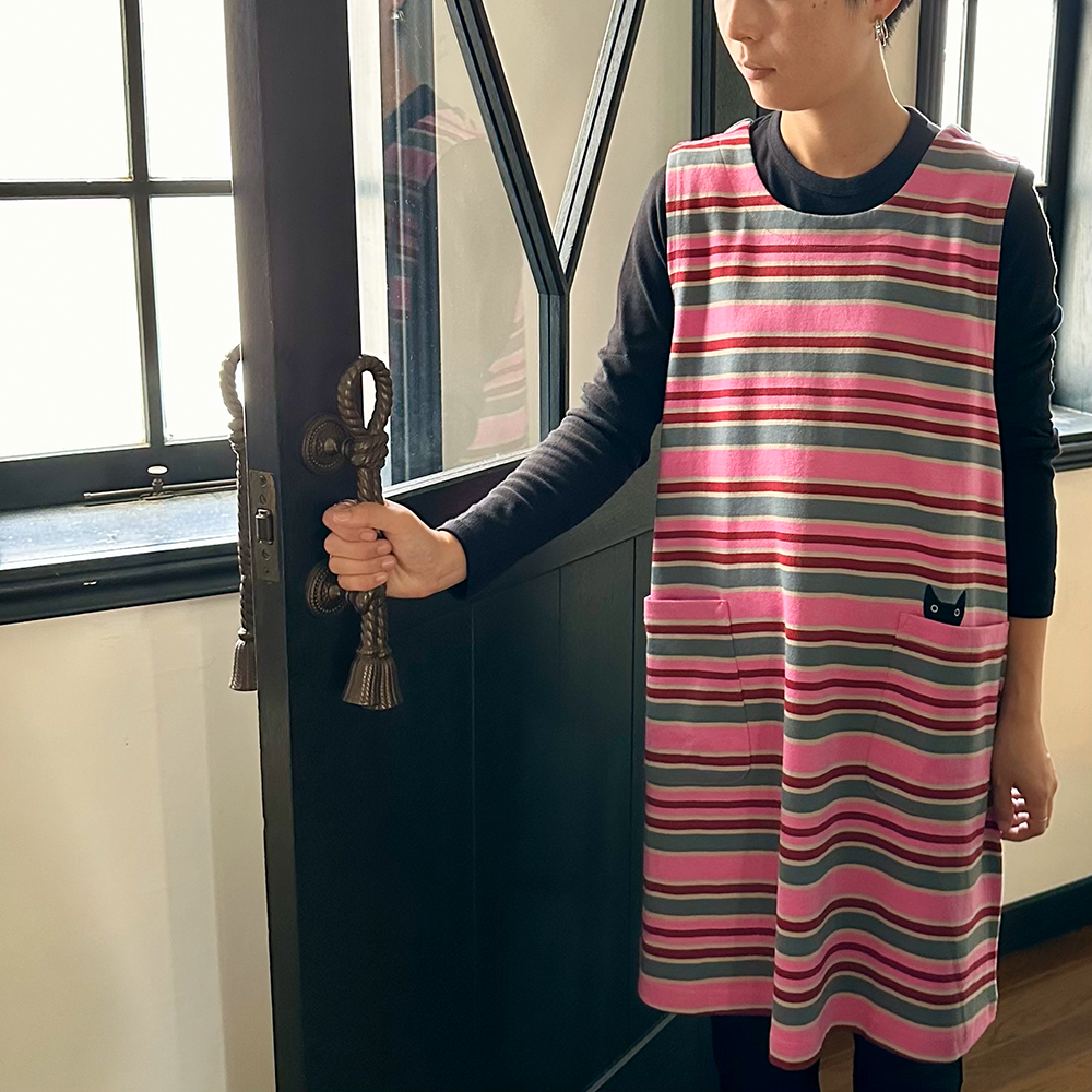 【新品·未使用】Atsuko Matano エプロン マルチボーダー 背付きエプロン - Atsuko Matano 公式オンライン