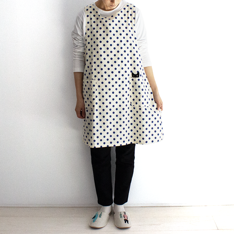 【新品·未使用】Atsuko Matano エプロン 青い水玉 背付きエプロン - Atsuko Matano 公式オンラインショップ
