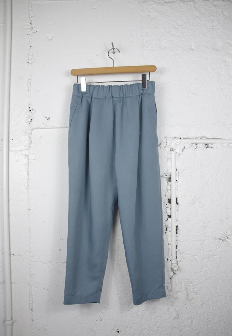 NO CONTROL AIR DR_NC0303PF ライトマットポリエステル・ツイル　細身シルエット　前１タック　フルレングス　[PALE BLUE]