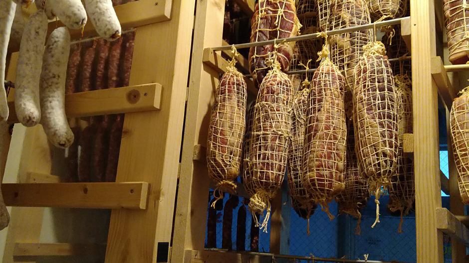 テーマは「100年前の農家の台所」きょうも肉は熟成中