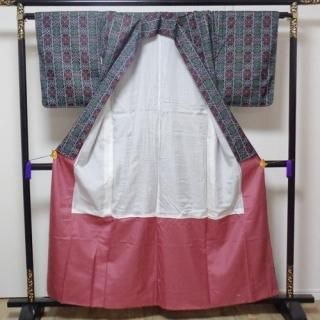 女物和服 村山大島紬 黒系幾何学模様 小柄な女性向け着物 身長154センチの方向け