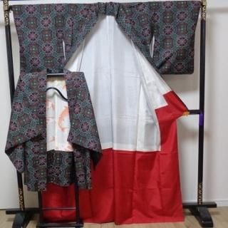 和服アンサンブル 女性用紬 正絹 村山大島紬 東村山市の幻の織物 黒と赤の幾何学模様 美品 157cmの身長の方