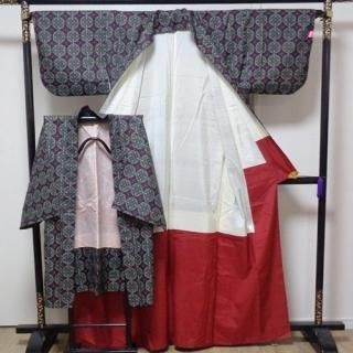 和服アンサンブル 女性用紬 正絹 村山大島紬 東村山市の幻の織物 黒と赤の幾何学模様 美品 157cmの身長の方