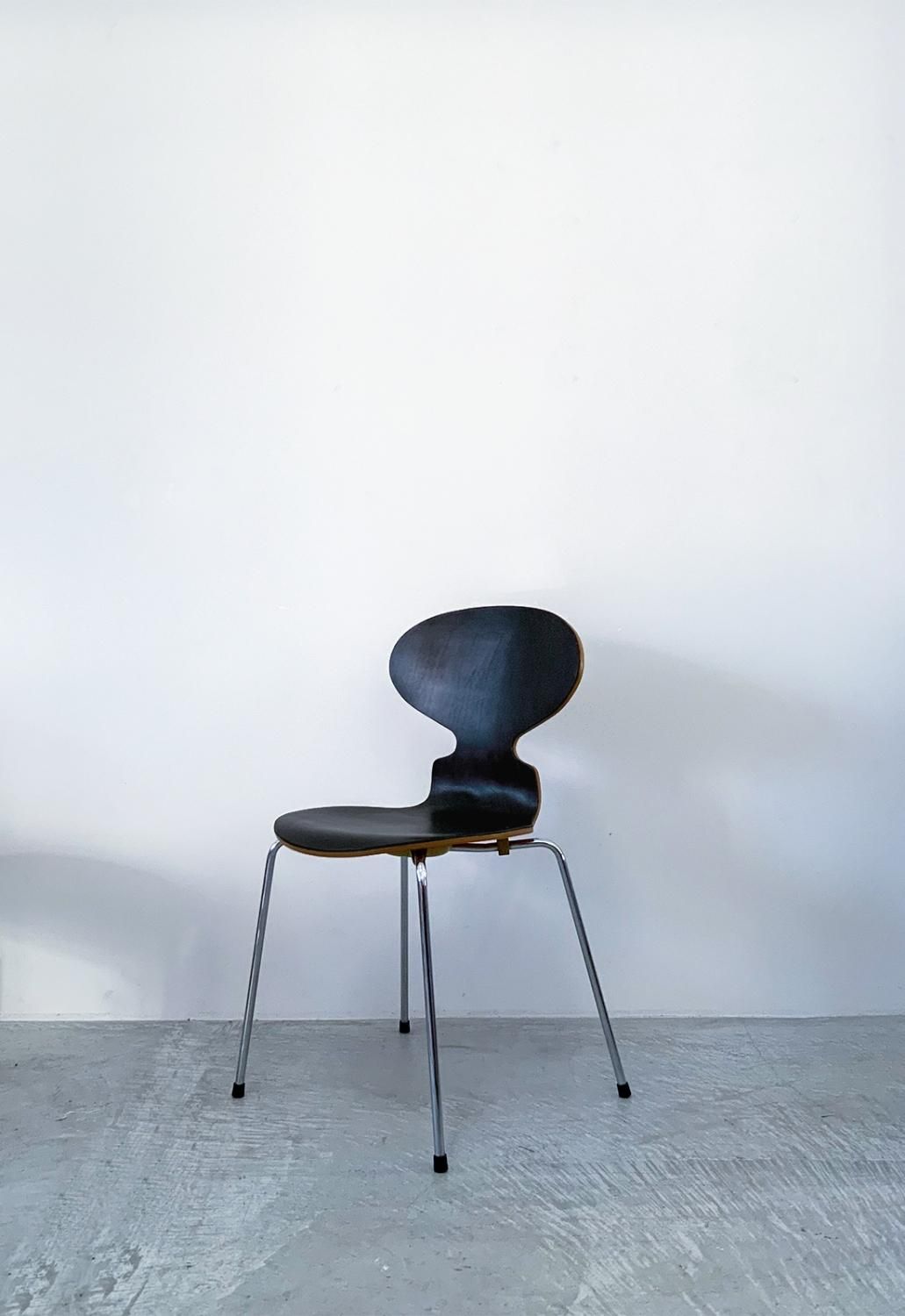Arne Jacobsen -Ant chair (Black leather) - water-sup