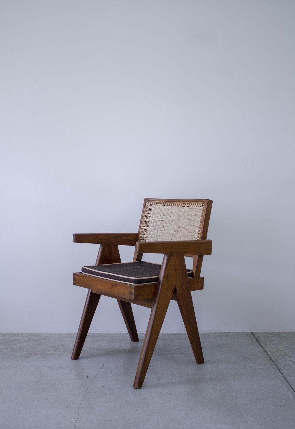 Pierre Jeanneret -V-leg Office Chairդ