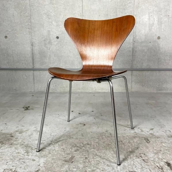 Seven Chair / Walnut