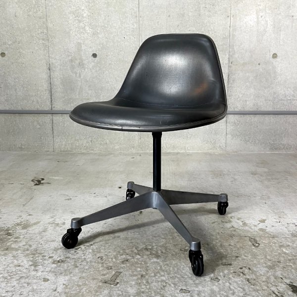La Fonda Group Side Chair with Caster Base / Naugahyde Black