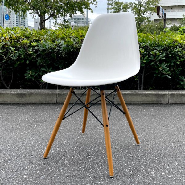 Eames Plastic Shell Side Chair / DSW 
