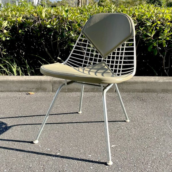 MKX-2 / Eames Wire Chair & H-Lounge Base with Bikini Pad - MID