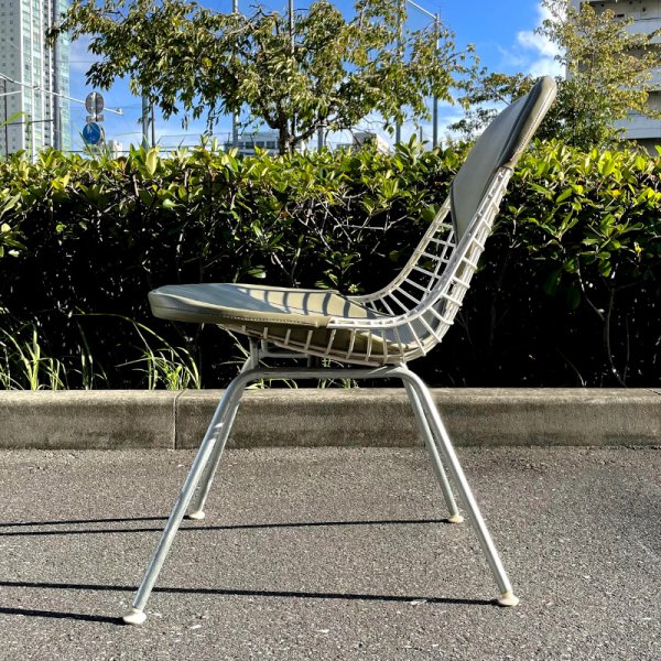 MKX-2 / Eames Wire Chair & H-Lounge Base with Bikini Pad - MID
