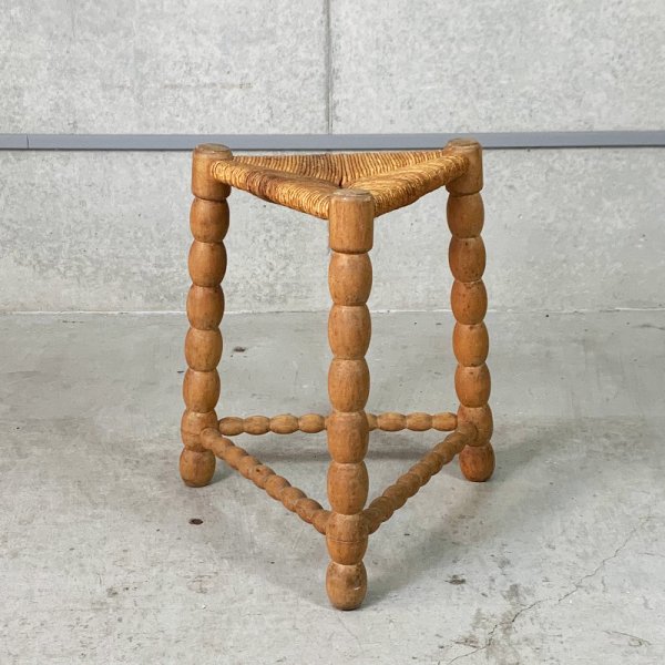 Rush Seat Triangle Stool<img class='new_mark_img2' src='https://img.shop-pro.jp/img/new/icons16.gif' style='border:none;display:inline;margin:0px;padding:0px;width:auto;' />