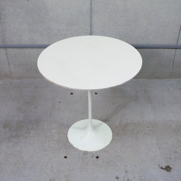 Tulip Side Table / Eero Saarinen