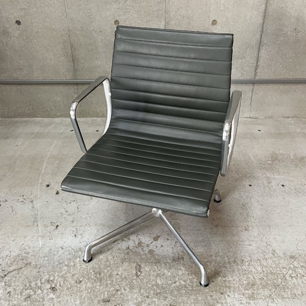 Aluminum Group Management Chair / Used