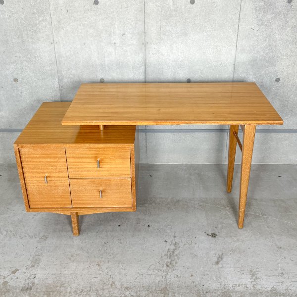 Vintage Writing Desk / John Keal<img class='new_mark_img2' src='https://img.shop-pro.jp/img/new/icons5.gif' style='border:none;display:inline;margin:0px;padding:0px;width:auto;' />