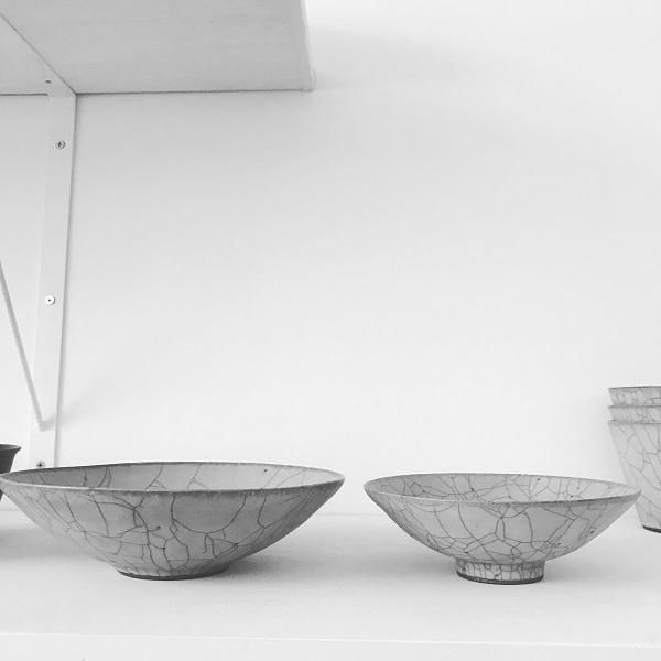 陶器|作家：高田志保|炭入り貫入鉢 |hounoki