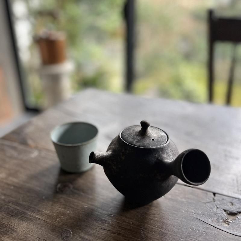 美品 黒色 陶器 急須 伝統的デザイン 黒薩摩？（薩摩焼黒じょか