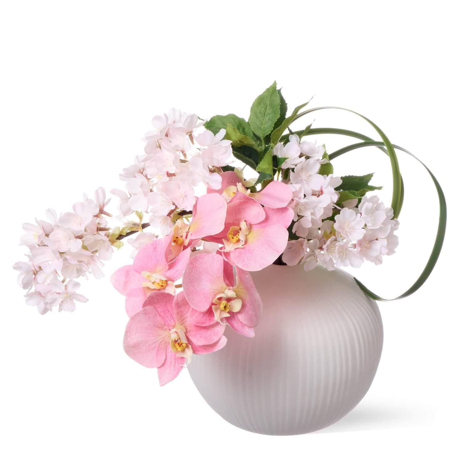 上品さと華やかさを兼ね備えた、桜と胡蝶蘭のアレンジメントです