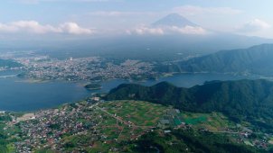 山の尾根から河口湖・富士山ティルトアップ