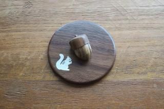 どんぐりの蓋・リス(クルミ)