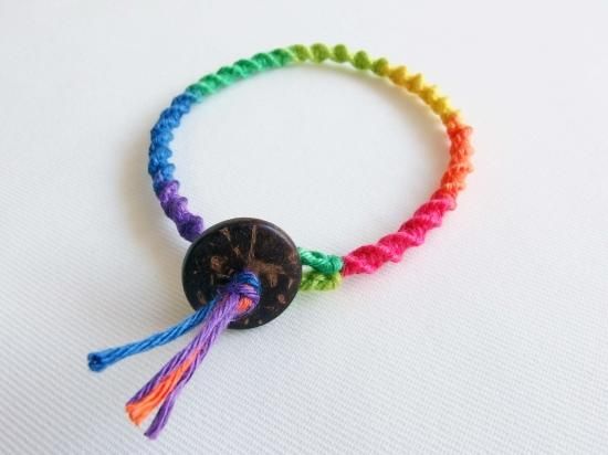 ヘンプ・ツイストブレスレット - LGBTsとAllyのためのレインボー