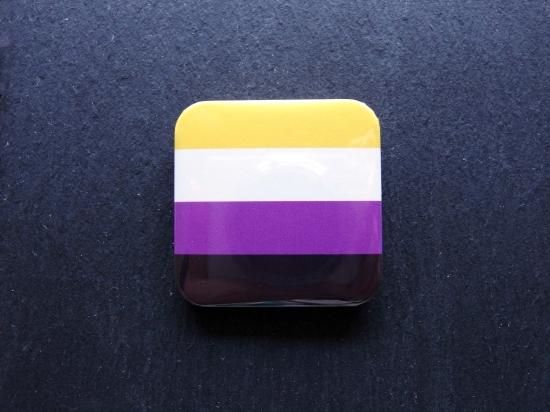 スクエア缶バッジ(ノンバイナリーカラー) - LGBTsとAllyのため スクエア缶バッジ(ノンバイナリーカラー) - LGBTsとAllyのため