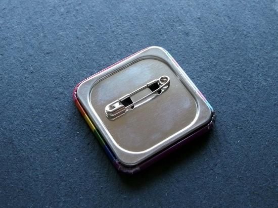【お年玉セール特価】 スクエア缶バッジ（ノンバイナリーカラー） - LGBTsとAllyのため ピンズ・ピンバッジ・缶バッジ