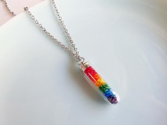 シャイニーサンドネックレス - LGBTsとAllyのためのレインボー
