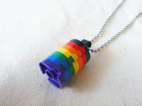 レインボー・レゴブロックネックレス（タイプE） - LGBTQ+とAllyのためのレインボーカラーアクセサリー『niji-depot』