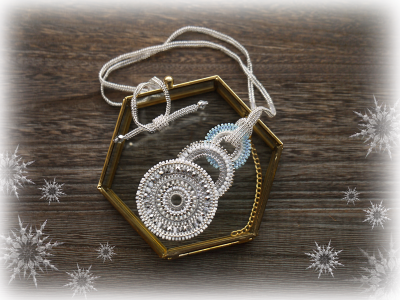 アラベスク-雪色の三輪ネックレス-
