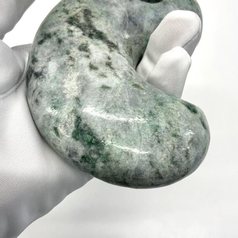 糸魚川翡翠‼️小滝産地‼️勾玉‼️極上品‼️本物の威厳‼️大変に美しい絶品‼️別格品‼️ 糸魚川翡翠(小滝産) 勾玉 台付き 】 国産 天然石 糸魚川産翡翠 ひすい