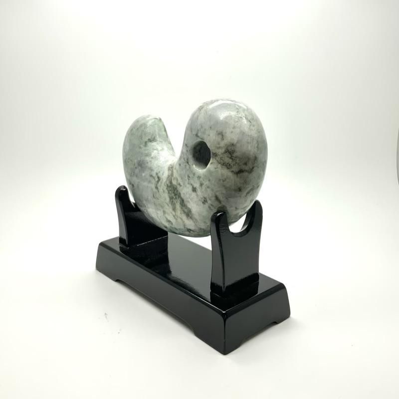 糸魚川翡翠(小滝産) 勾玉 台付き 】 国産 天然石 糸魚川産翡翠