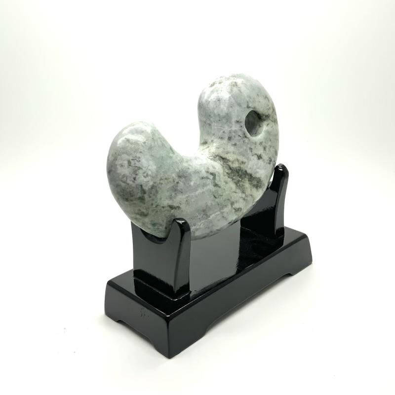 糸魚川翡翠(小滝産) 勾玉 台付き 】 国産 天然石 糸魚川産翡翠 ひすい