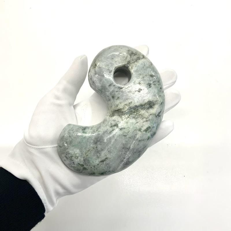 糸魚川翡翠(小滝産) 勾玉 台付き 】 国産 天然石 糸魚川産翡翠 ひすい