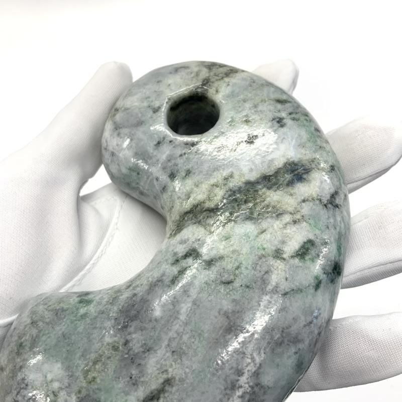 糸魚川翡翠(小滝産) 勾玉 台付き 】 国産 天然石 糸魚川産翡翠 ひすい