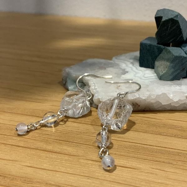 かっこみ水晶 ピアス 】 クォーツ 銀色 煌き スウィングタイプ