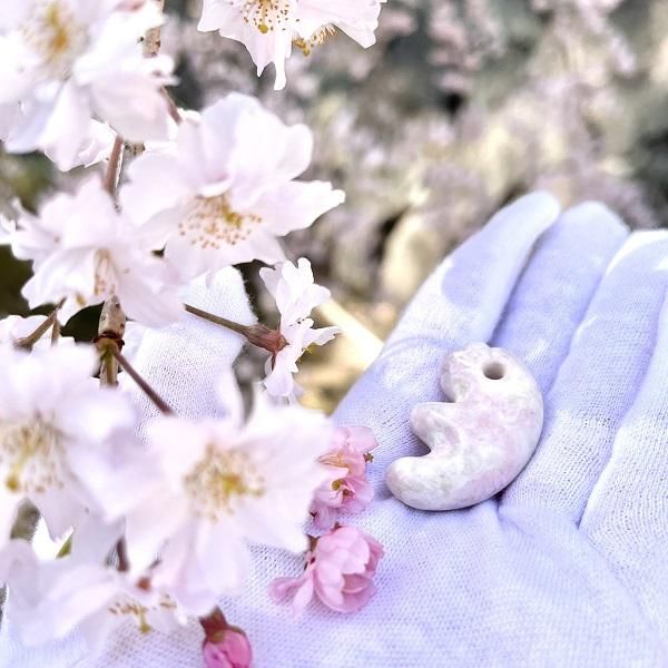 レア☆糸魚川ピンク翡翠 桃簾石(クリノゾイサイト)勾玉 大 証明書付き レア☆糸魚川ピンク翡翠 桃簾石(クリノゾイサイト)勾玉 大 証明