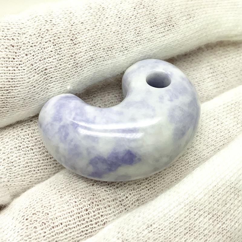 糸魚川産ラベンダー翡翠(海中産)勾玉 】 まがたま 薄紫色 - めのうの店 