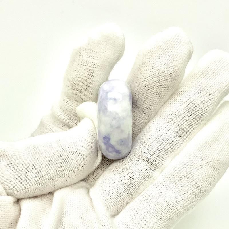 糸魚川産ラベンダー翡翠(海中産)勾玉 】 まがたま 薄紫色 糸魚川産ラベンダー翡翠(海中産)勾玉 】 まがたま 薄紫色