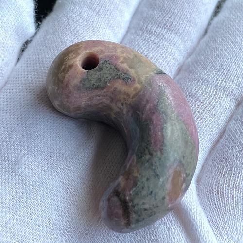 福島県御斎所鉱山 バラ輝石 勾玉 】 ロードナイト 国産 福島県 御斎所