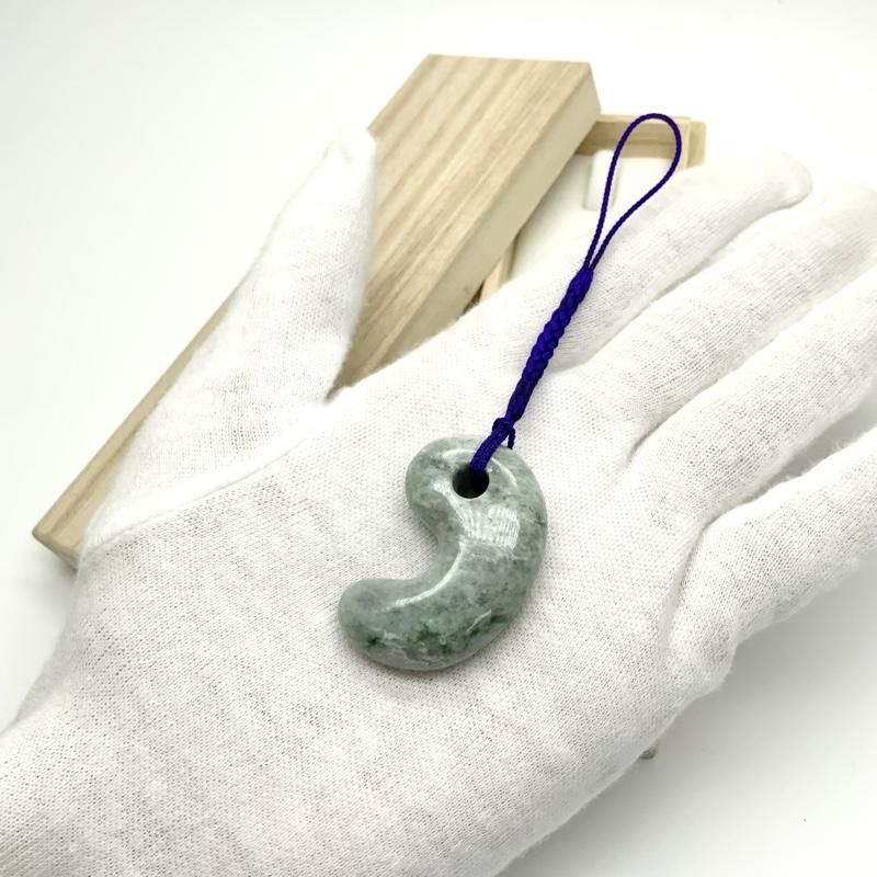 糸魚川翡翠:勾玉　MT0091 Amazon.co.jp: 糸魚川翡翠 勾玉 置物 小滝産 80mm (theory xyz