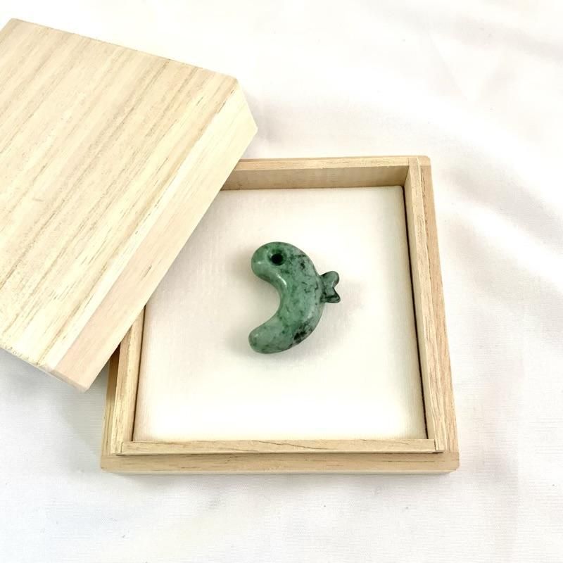 糸魚川翡翠 AAA 子持ち勾玉 】 国産 天然石 糸魚川産翡翠 ひすい 糸魚川翡翠 AAA 子持ち勾玉 】 国産 天然石 糸魚川産翡翠 ひすい
