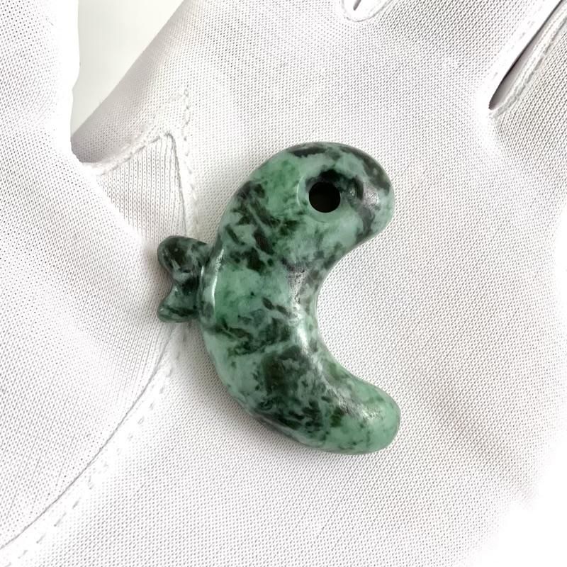 糸魚川翡翠 勾玉 ふっくらした形です ちっさ