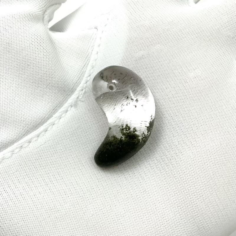 ガネーシュヒマール産水晶 勾玉 クローライト入り 】 まがたま ガネーシュヒマール産水晶 勾玉 クローライト入り 】 まがたま