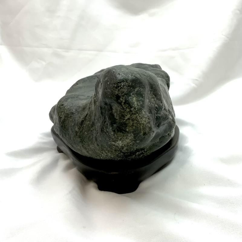 北海道神居古潭石 輝緑石（キリョクガン）木製台座付き