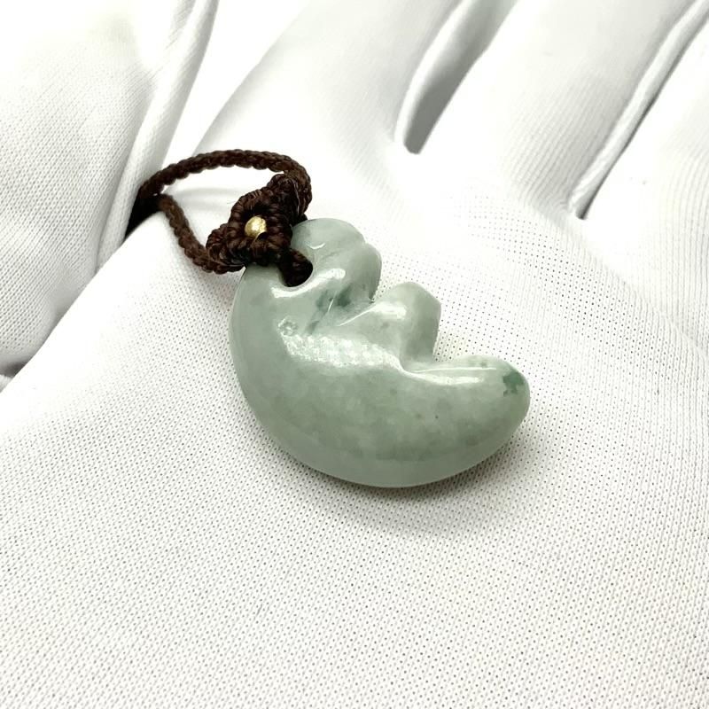 糸魚川翡翠 獣型勾玉 マクラメ編みペンダント 】 国産 天然石 糸魚川