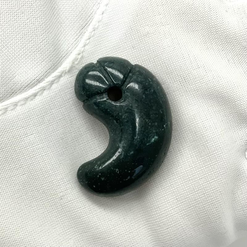 碧玉 勾玉(大) AA 獣型 】 出雲石 国産 花仙山 青めのう 緑 まが 碧玉 勾玉(大) AA 獣型 】 出雲石 国産 花仙山 青めのう 緑 まが