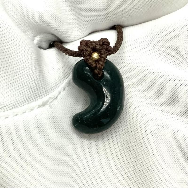 碧玉 勾玉(小) AA マクラメ編みペンダント 】 出雲石 国産 花