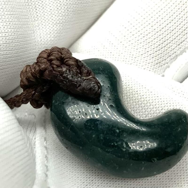 黒平、向山鉱山水晶と出雲瑪瑙碧玉と糸魚川翡翠 １２mmで組み立てました。 Amazon | [新宿銀の蔵] 糸魚川翡翠 黒翡翠 勾玉 4A級 縦約16mm