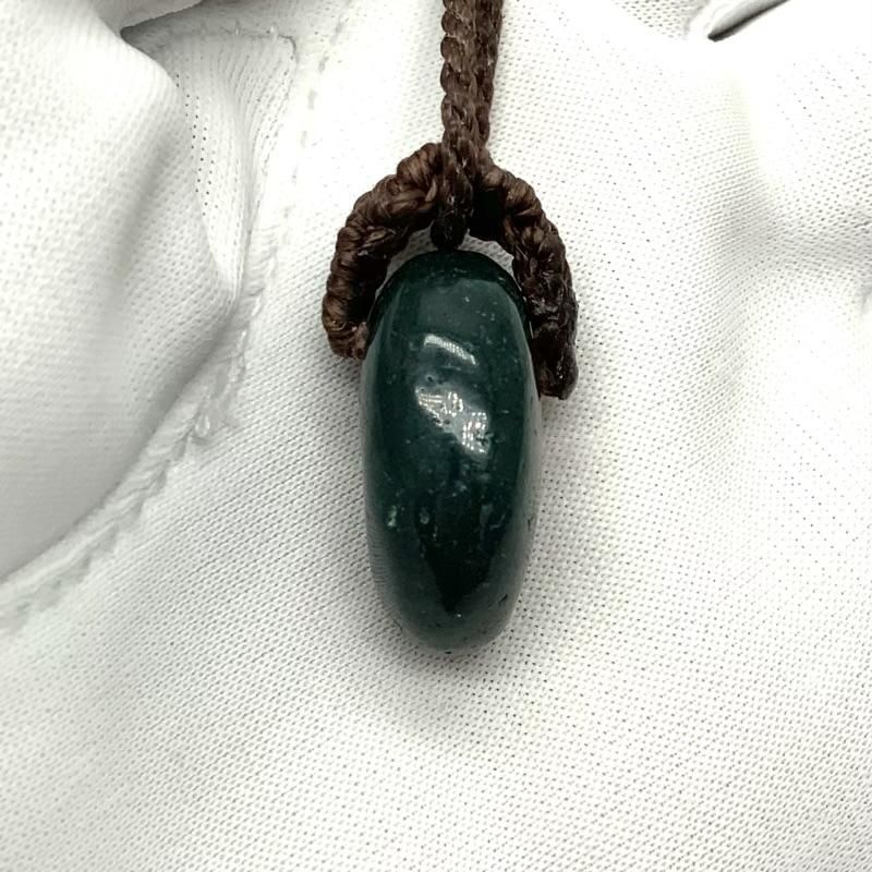 碧玉 勾玉(小) AA マクラメ編みペンダント 】 出雲石 国産 花仙山 青